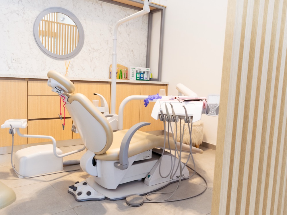Sillón y equipamiento del consultorio de ortodoncia con alineadores